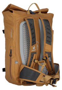 Mochila marrón tipo roll-top con correas acolchadas de malla, acentos negros, bolsillo lateral con cremallera y logo. Tejido duradero con acabado texturizado.