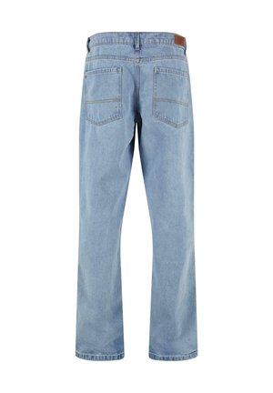 Blugi din denim albastru deschis văzuți din spate, cu două buzunare aplicate, șlițuri pentru curea și croială dreaptă a pantalonului.