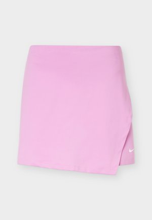 Solid lyserød atletiknederdel med et lille hvidt Nike-logo på nederste højre side og et let overlappende frontpanel.