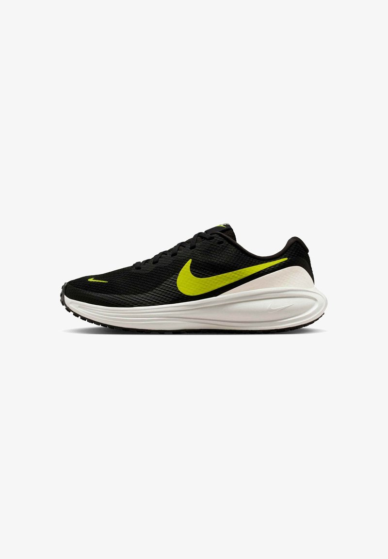 Zwarte sportschoenen met een bovenwerk van mesh, met een opvallende gele Nike swoosh, een witte tussenzool en een getextureerde zwarte rubberen loopzool.