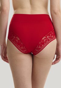 Rote hochtaillierte Unterhosen aus glattem Material, mit floralem Spitzenbesatz und gewellten Kanten entlang der Beinausschnitte.