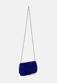 Borsa a pochette blu con paillettes, dalla forma arrotondata, texture morbida e tracolla. La superficie presenta un motivo fitto di paillettes lucide.