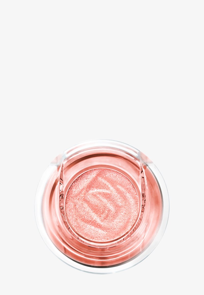 Ombre à paupières crème rose scintillante dans un récipient rond transparent avec un motif en spirale sur la surface du produit, photographiée de dessus.