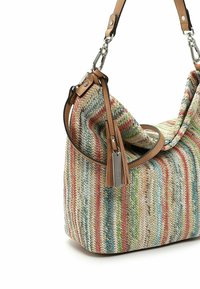 Sac à épaule en tissu tissé avec des rayures multicolores. Dispose d'une bandoulière en cuir marron et d'un détail à frange. Accents en métal argenté.