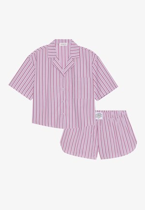 Roze en witte gestreepte pyjama set met korte mouwen, bestaande uit een knoopshirt met een zak en bijpassende shorts met elastische tailleband.