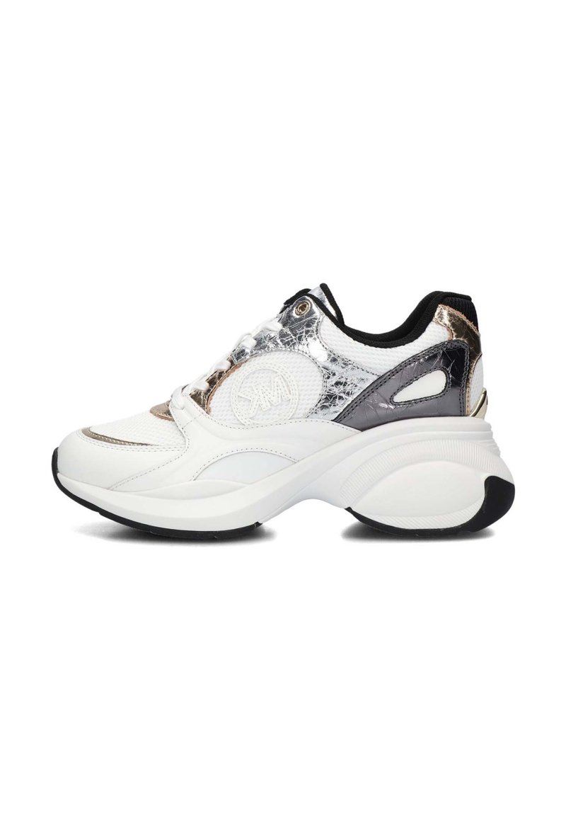 Witte sport sneakers met een gestructureerde zilveren accenten, ronde neus, dikke zool en zwarte details op de hiel en tong. Luchtgaatjes aan de zijkanten.
