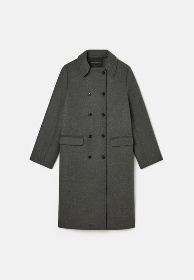 Palton gri din lână, cu două rânduri de nasturi și guler clasic, două buzunare frontale și nasturi negri. Textură fină, design de lungime până la genunchi.