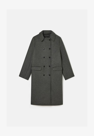 Διπλής όψης γκρι μάλλινο παλτό με κλασικό γιακά, δύο μπροστινές τσέπες και μαύρα κουμπιά. Λείο υλικό, σχεδίαση έως το γόνατο.