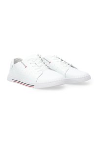 Weißer Sneaker aus synthetischem Leder, mit abgerundetem Zehenbereich, glatter Oberfläche, durch perforiertes Design und roten sowie navyblauen Akzenten an der Sohle.