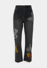 Jean en denim noir avec des motifs graphiques en gris, jaune et rouge, coupe droite et taille mi-haute. Texture usée visible.