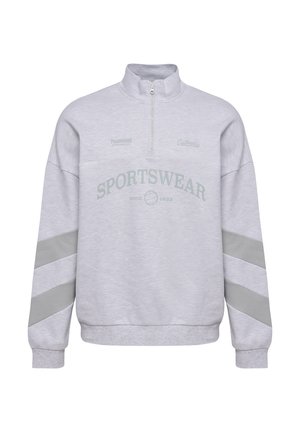 Grå kvartaszip sweatshirt med lange ermer, med en sportslogo, "SPORTSWEAR" tekst i grønn, og grå striper som detaljer på ermene.