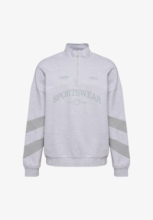 Sweat-shirt gris à demi-zip avec des manches longues, présentant un logo sportif, le texte "SPORTSWEAR" en vert, et des accents de rayures grises sur les manches.