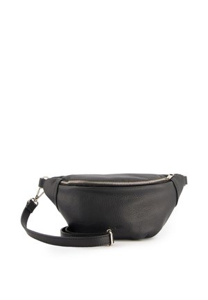 Zwarte lederen heuptas met ritssluiting, verstelbare riem en zilverkleurige accenten, afgebeeld op een witte achtergrond.
