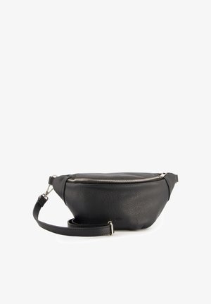 Czarna skórzana nerka na zamek błyskawiczny z regulowanym paskiem i srebrnymi metalowymi elementami, prezentowana na białym tle.