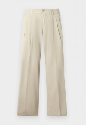 Béžové široké kalhoty s záhyby, poutky na pásek, bočními kapsami a zapínáním na knoflíky v pase.
