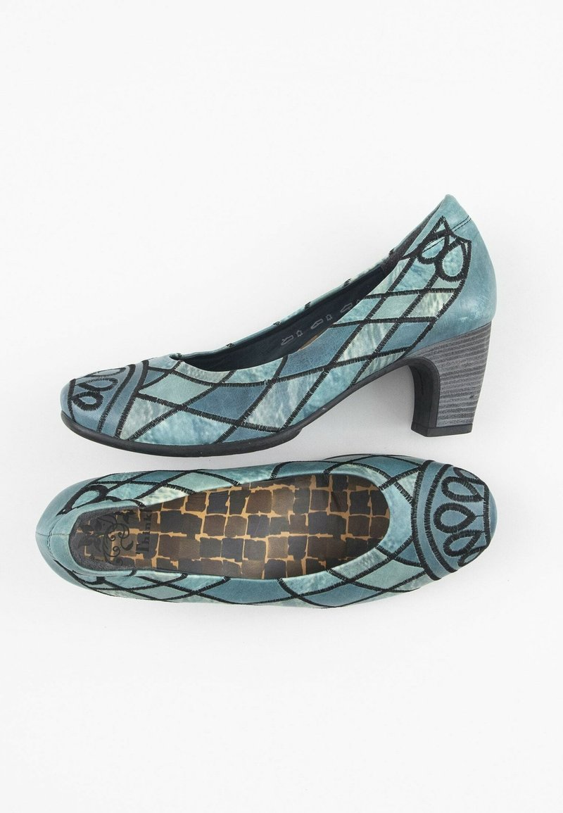 Chaussures à talon moyen en daim bleu sarcelle pour femme, avec motif noir en losange et goutte, bouts arrondis et semelles intérieures marron à motifs.