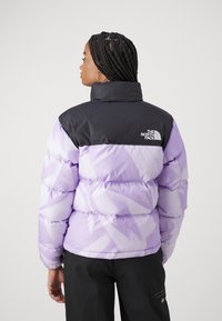 The North Face 1996 RETRO NUPTSE JACKET - Jakna ispunjena paperjem - icy lilac garment fold print