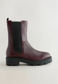 Bocanci din piele burgundy până la gleznă, cu panouri laterale elastice negre, vârf rotund și talpă robustă din cauciuc negru cu profil.