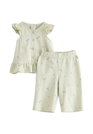 Lysegrønt sæt til småbørn med kortærmet, knaplukket top med flæser og shorts med elastisk talje, begge med små gule og grå blomsterprint.