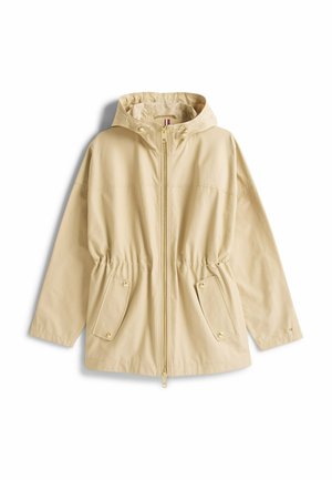 Beżowa, lekka kurtka z kapturem, zamkiem błyskawicznym, elastycznym sznurkiem w talii oraz dwoma przednimi kieszeniami zapinanymi na napy. Gładka tekstura.