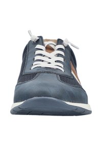 Vue de face d'une chaussure de sport bleue avec des lacets élastiques blancs sans nouer et des accents latéraux marron sur un fond blanc.