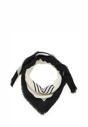 Crna i bijela trokutasta marama s resicama i prugastim uzorkom, savijena u petlju na bijeloj pozadini.