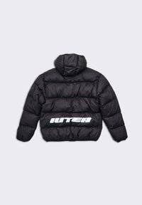 Giacca a vento nera con cappuccio, caratterizzata da un design trapuntato. Grande logo bianco "IUTER" sulla schiena, tessuto strutturato e forma voluminosa.