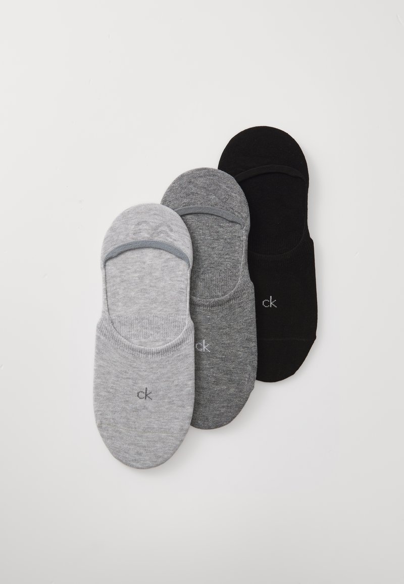 Três pares de meias curtas em cinza claro, cinza médio e preto. Feitas de um material de malha macia, com um logótipo em cada meia.