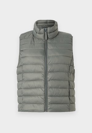 Puf veste noslēgta pelēkā zaļā krāsā, ar augstu apkakli, vertikālām šuvēm, pilnu priekšējo rāvējslēdzēju un bez piedurknēm dizainu ar gludu tekstūru.
