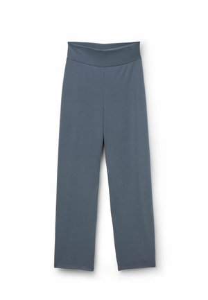 Pantaloni a gamba larga con una vita alta e ampia in tessuto blu-grigio tenue, distesi su uno sfondo bianco.