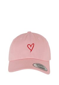 Casquette de baseball rose en coton, ornée d'une broderie en forme de cœur rouge à l'avant. Sangle ajustable, avec une texture lisse et une forme arrondie.