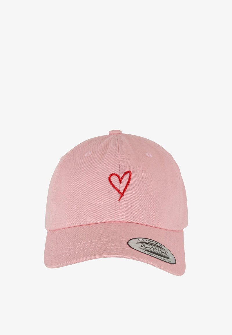 Pink baseball cap made of cotton, featuring a red heart embroidery on the front. Adjustable strap, with a smooth texture and rounded shape.