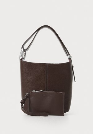 Sacolote de couro castanho com um acabamento texturizado, apresentando uma alça mais curta e uma carteira com fecho zip, com uma alça para o pulso.