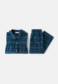 Ensemble de pyjama à carreaux verts et bleus avec un col volanté et une fermeture à boutons sur le haut ; pantalon assorti à taille élastique posé à plat.