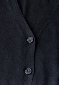 Cardigan bleu marine foncé avec un design en V, texture tricotée et trois boutons assortis à l'avant. Tissu doux avec des détails subtils.