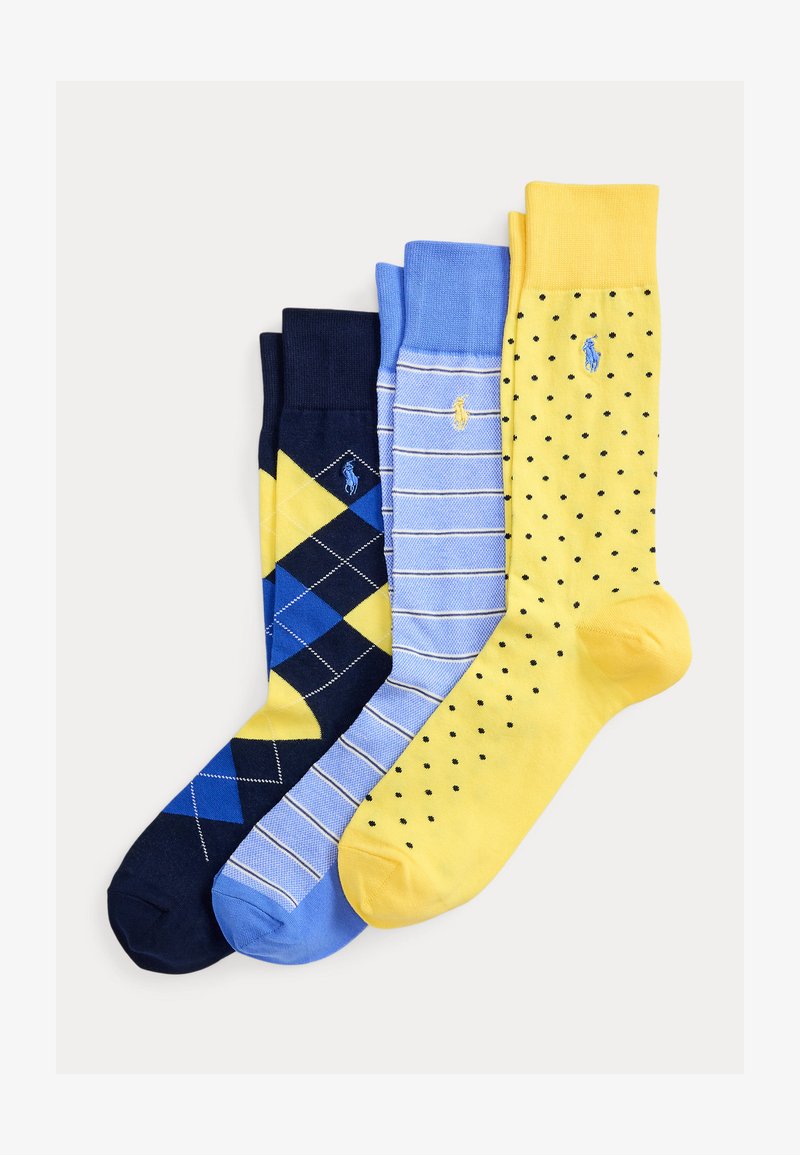 Drei Paar Herrensocken in Gelb mit schwarzen Punkten, Hellblau mit weißen Streifen und Marineblau mit blauen und gelben Rautenmuster.