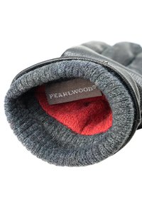 Sort læderhandske med grå strikket manchet og blød rød foring. Etiket indeni viser "PEARLWOOD." Den teksturerede overflade giver godt greb.