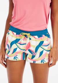I pantaloni da bagno colorati presentano una combinazione di motivi fogliari rosa, blu e verdi. Hanno una vita elastica con un lacciolo blu.