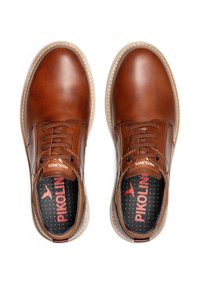 Scarpe in pelle marrone con punta arrotondata, design allacciato, cuciture a contrasto e suole imbottite con motivi a pois.