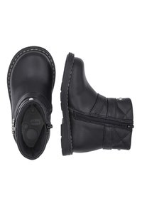 Botines negros de tobillo con un exterior de cuero liso, cremalleras laterales, detalles acolchados y una suela texturizada para mayor tracción.