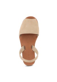Béžová semišová otevřená sandála s širokým předním páskem, koženou stélkou v barvě opálené kůže a tenkým zadním páskem.