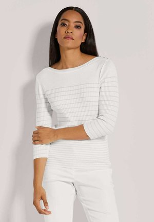 Witte gebreide top met horizontale ribbels, een ronde halslijn en driekwart mouwen. Bevat textuuraccenten op de schouders.