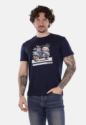 T-shirt di cotone blu navy con grafica di uno scooter vintage in bianco e grigio, maniche corte, colletto a girocollo e vestibilità morbida.