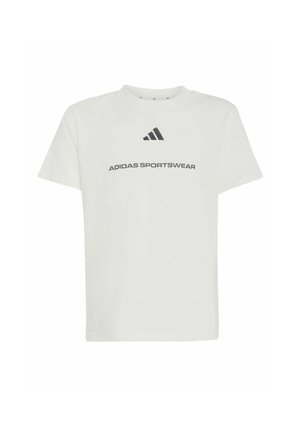T-shirt bianco in cotone con maniche corte, con un logo Adidas nero e il testo "ADIDAS SPORTSWEAR" sottostante in un font grassetto.