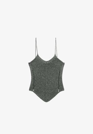 Gestricktes graues Top mit dünnen Trägern, das einen einzigartigen spitzen Saum und seitliche Ausschitte aufweist, die ein strukturiertes Stoffdesign zur Schau stellen.