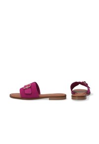 Fuchsia suède instapsandalen met een vlakke bruine zool en een decoratieve gesp op de bovenste band. Ontwerp met open achterkant en minimale bedekking.