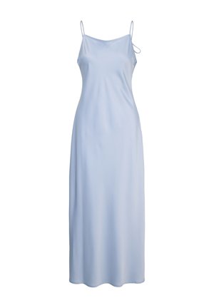 Robe maxi en satin bleu clair sans manches avec de fines bretelles spaghetti et un décolleté droit.