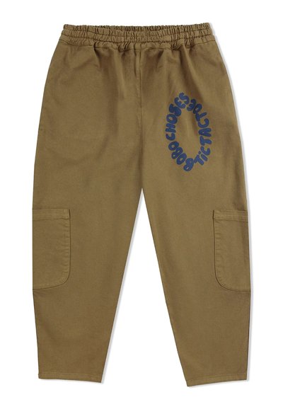 Pantaloni cargo color khaki con vita elastica, due tasche laterali e un logo circolare blu stampato sulla gamba destra. Tessuto di cotone morbido.