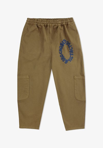 Khaki cargo kalhoty s elastickým pasem, dvěma bočními kapsami a modrým kruhovým logem potisknutým na pravé nohavici. Hladká bavlněná tkanina.