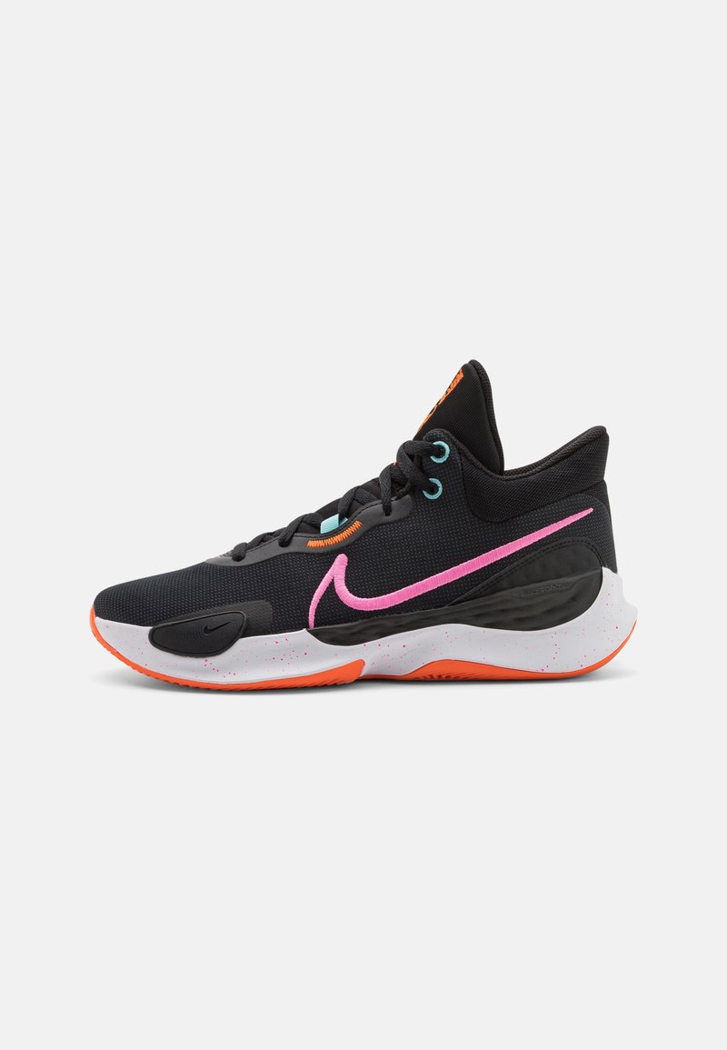Baskets montantes noires avec le logo Nike rose, accents orange, semelle blanche tachetée et œillets bleus, vues de profil sur fond blanc.